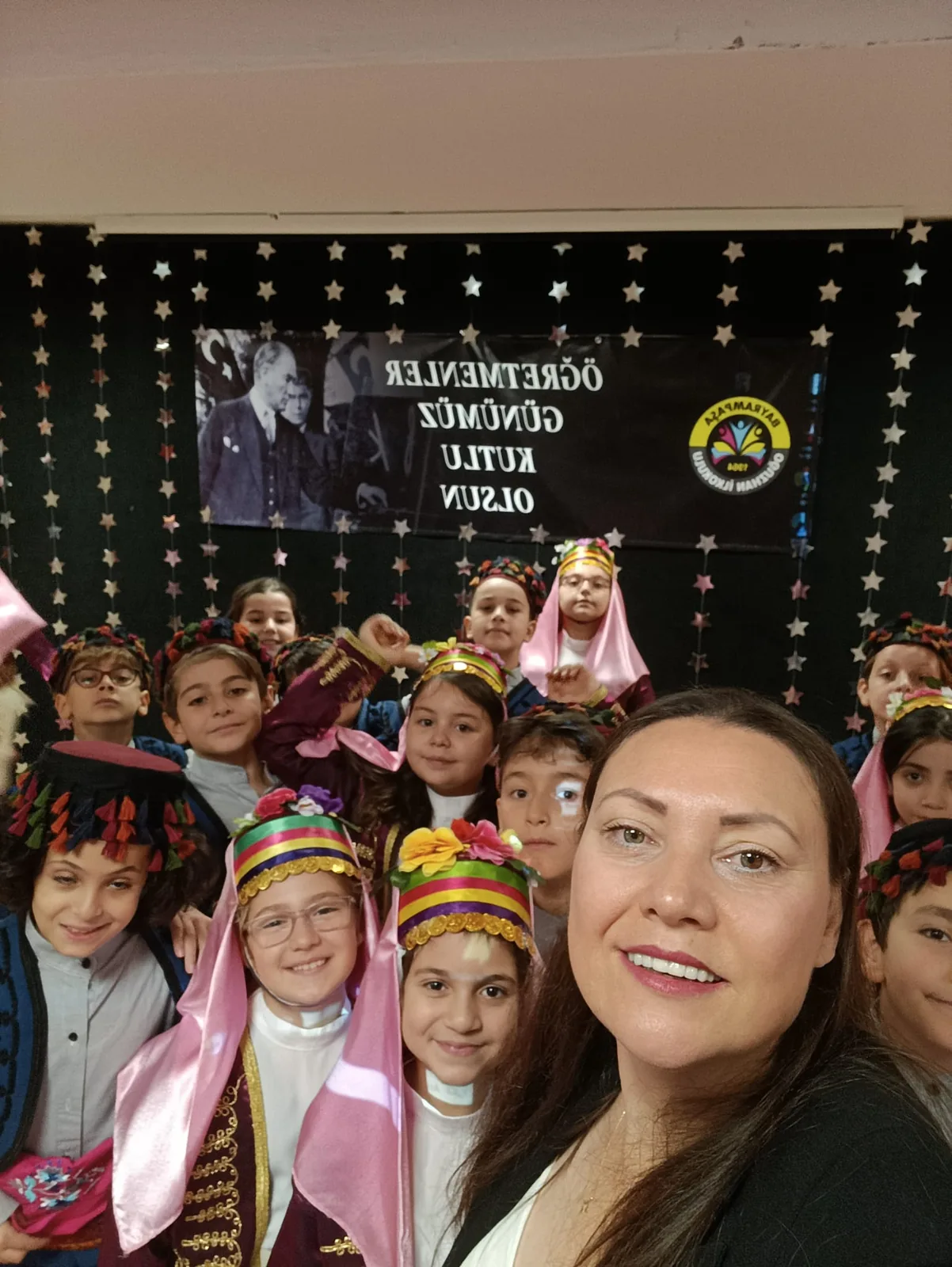 Halk oyunu kostümlü öğrencileriyle Cemile Durak