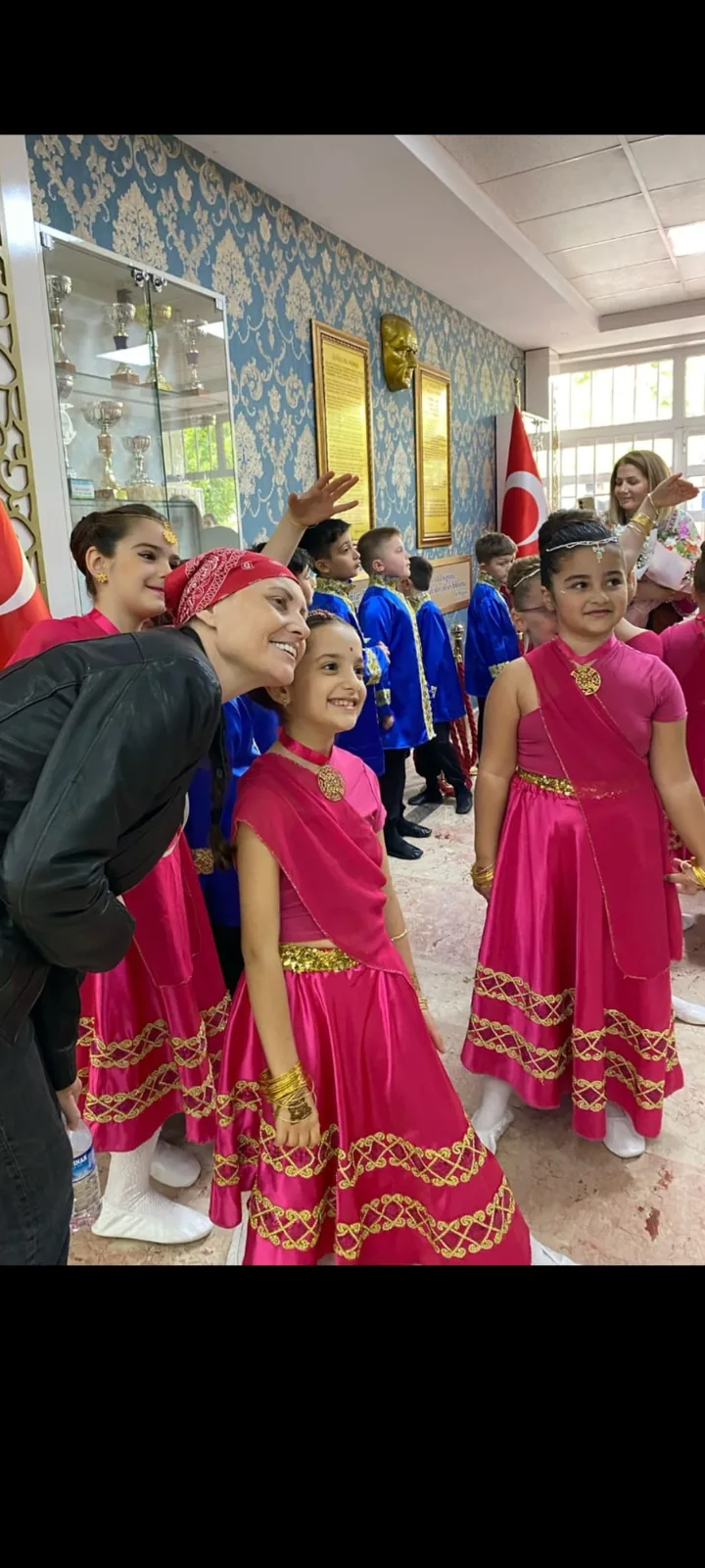 Gösteri öncesinde öğrencileriyle Cemile Durak
