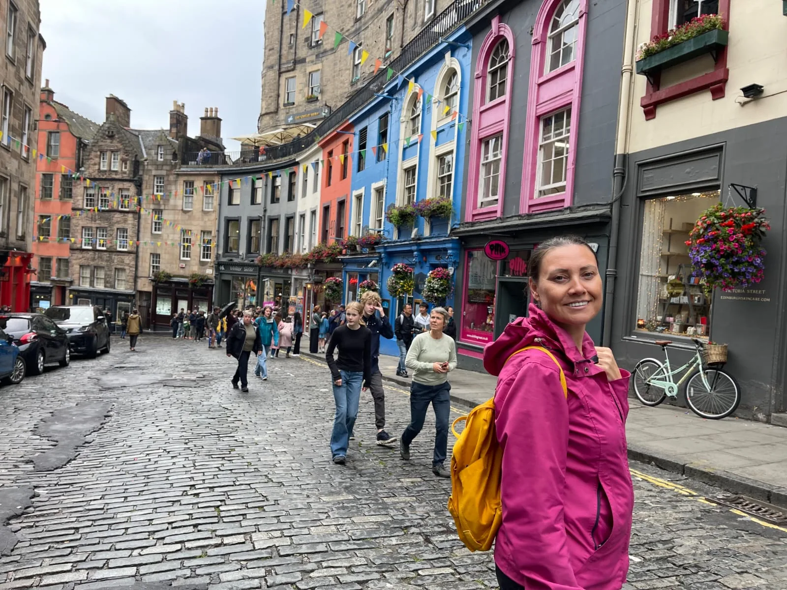 Edinburgh sokaklarında Cemile Durak