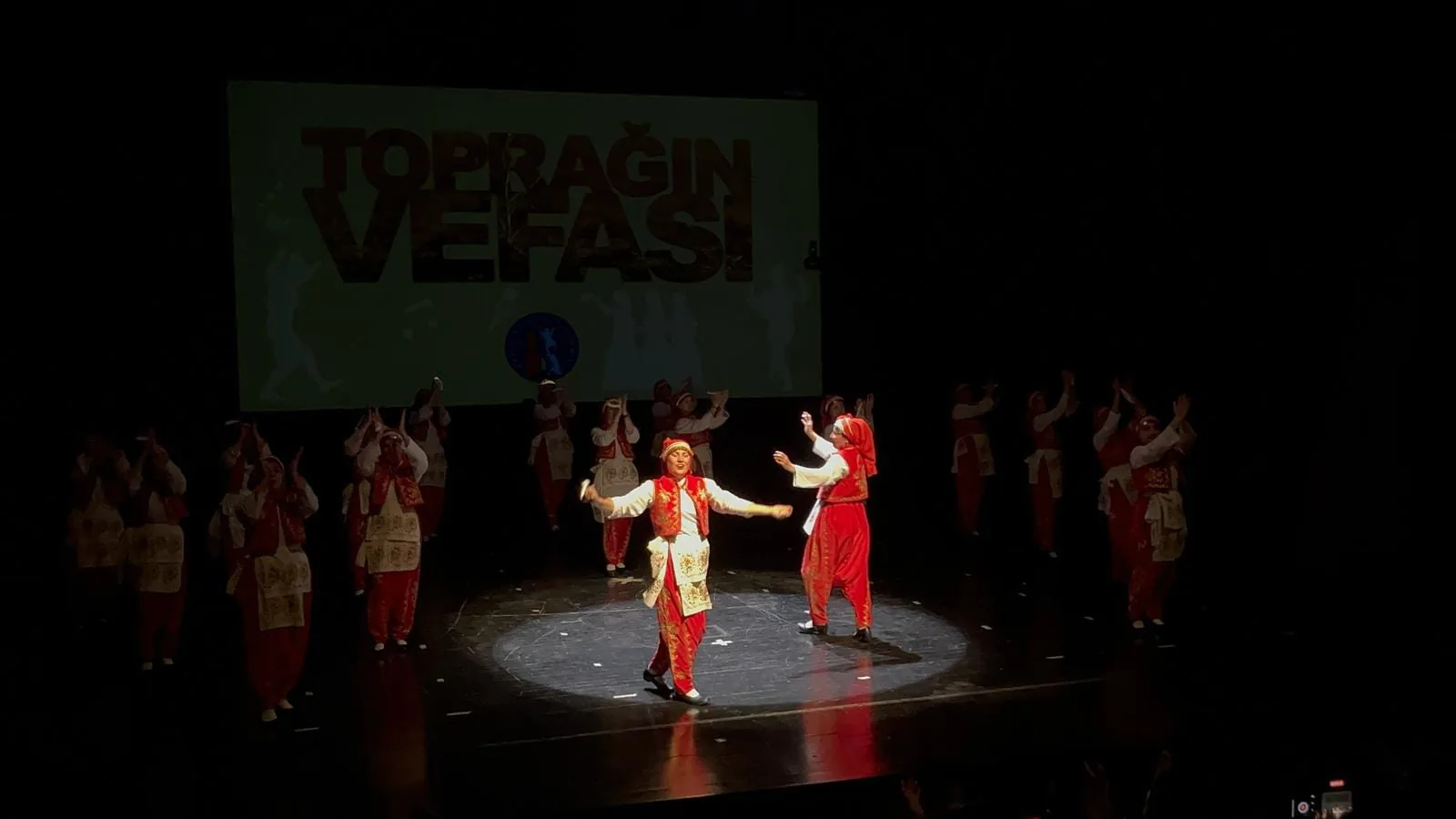 Toprağın Vefası halk oyunları gösterisi
