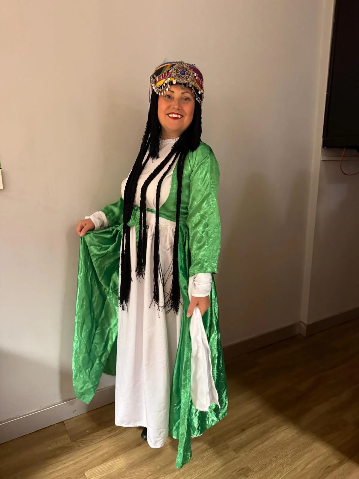 Geleneksel yeşil kostümüyle Cemile Durak