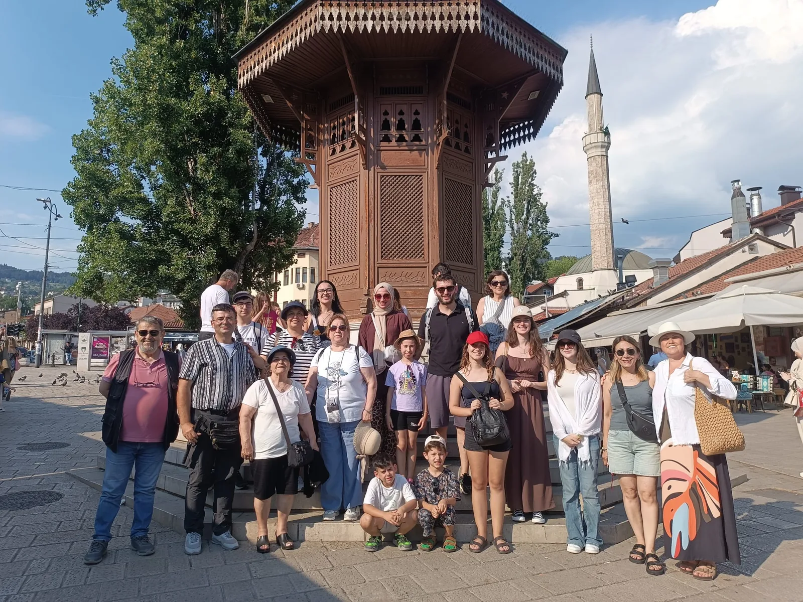Saraybosna Sebil önünde TurDurak gezi grubu